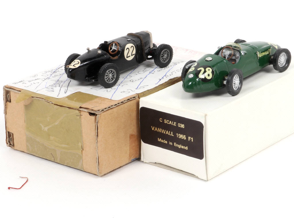 Lot 85 - DIVERS (2)
