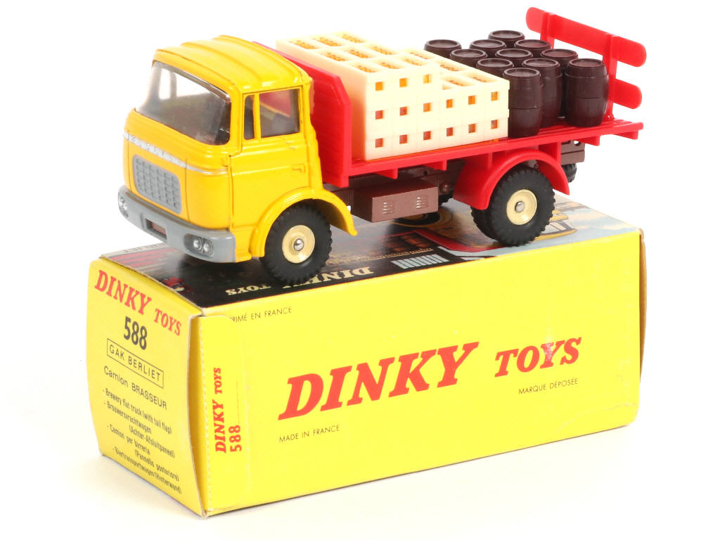 Lot 535 - DINKY TOYS (FRANCE) (1)