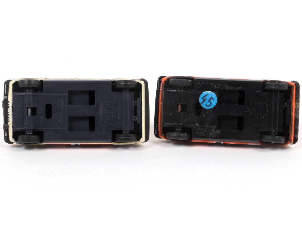 Lot 124 - DIVERS (2)