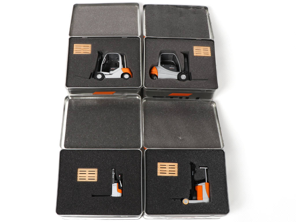 Lot 121 - DIVERS (4)