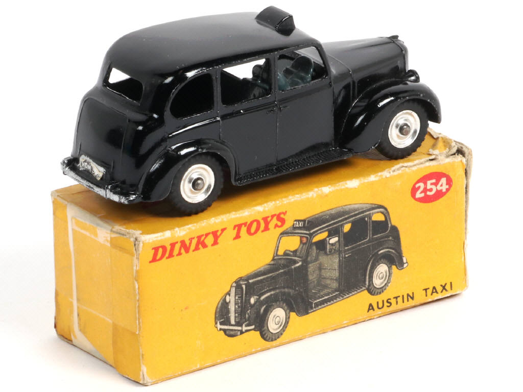 Lot 390 - DINKY TOYS (GB) (1)
