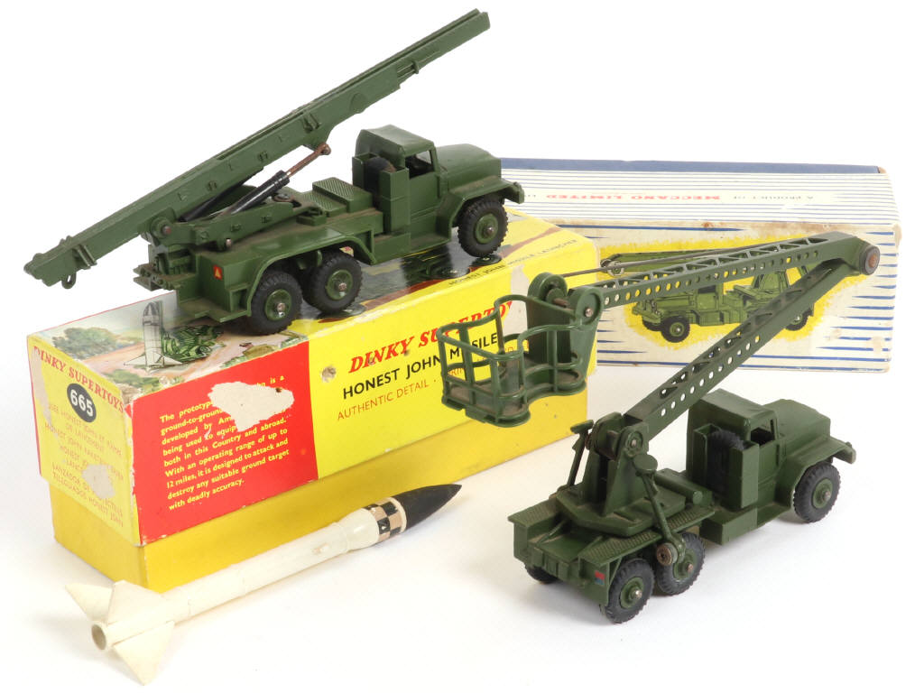 Lot 406 - DINKY TOYS (GB) (2)