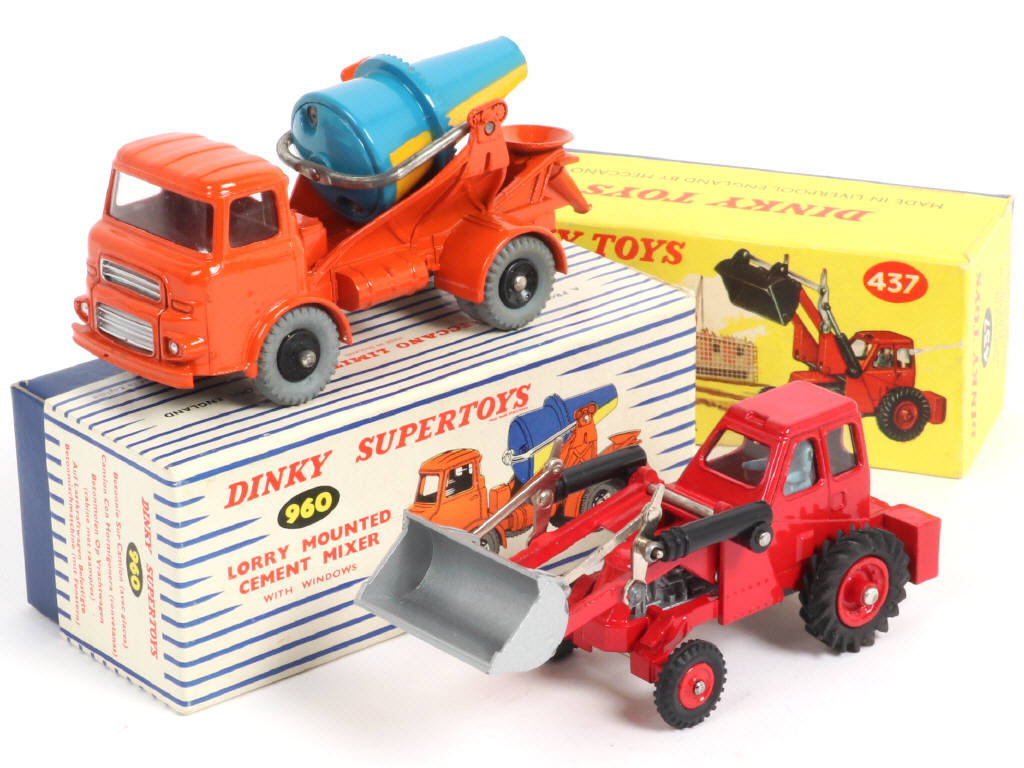 Lot 411 - DINKY TOYS (GB) (2)