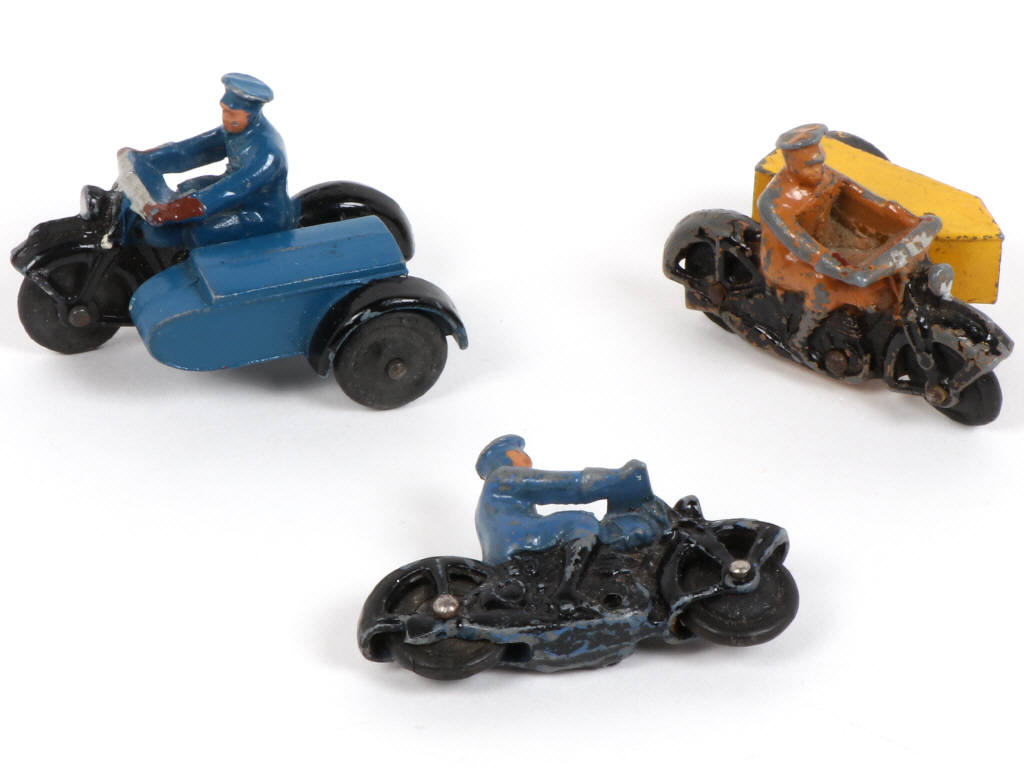 Lot 414 - DINKY TOYS (GB) (3)