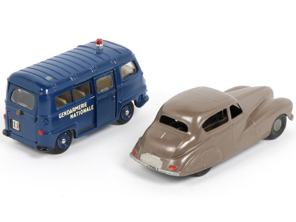 Lot 50 - DIVERS (2)