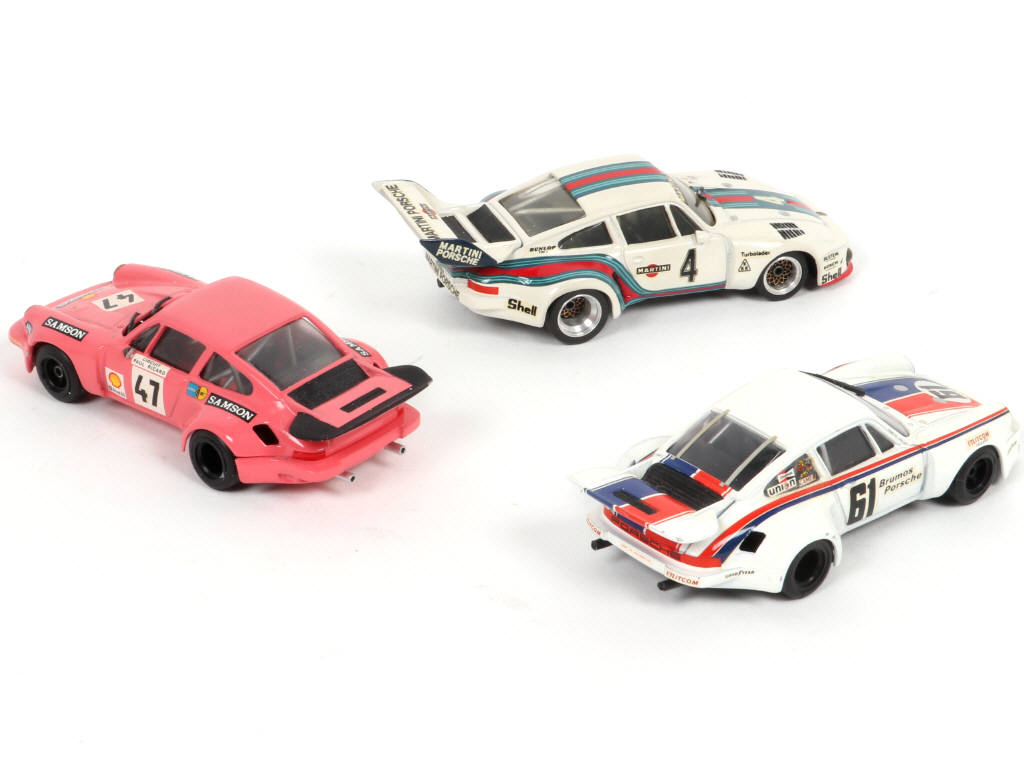 Lot 6 - DIVERS (3)
