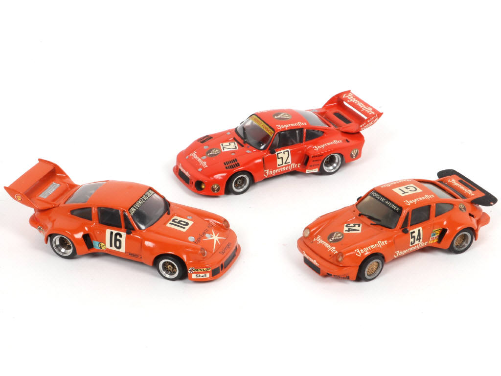 Lot 8 - DIVERS (3)