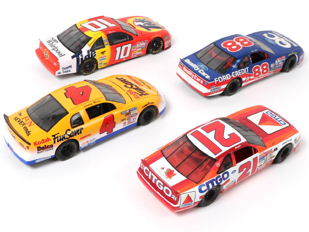 Lot 189 - DIVERS (4)