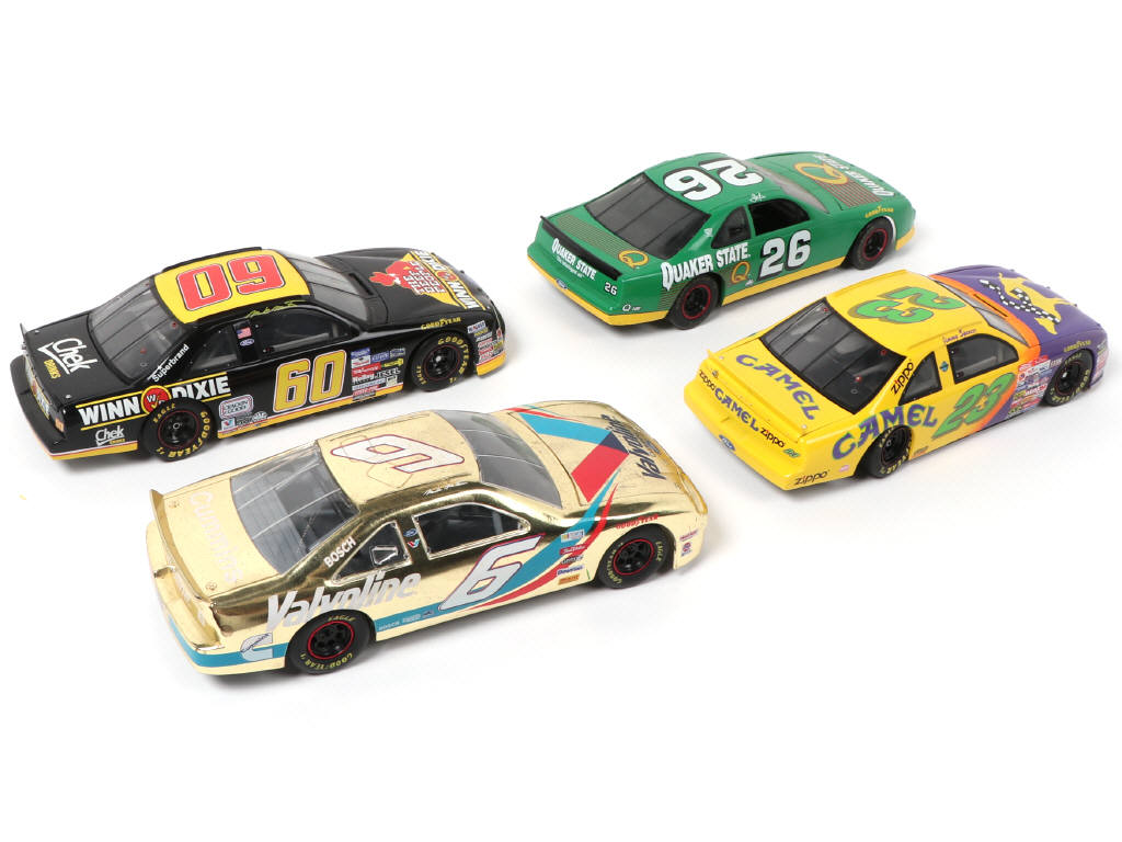 Lot 186 - DIVERS (4)