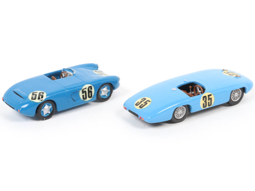 Lot 200 - DIVERS (2)