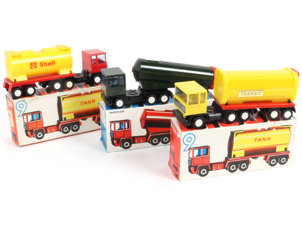 Lot 135 - DIVERS (RDA) (3)