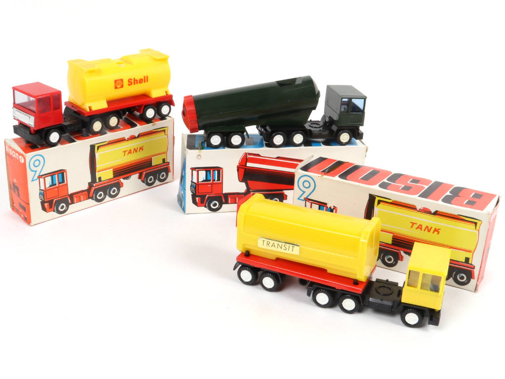 Lot 135 - DIVERS (RDA) (3)