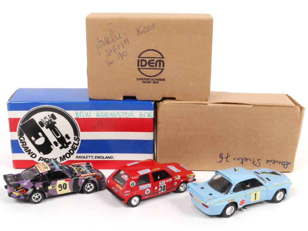 Lot 235 - DIVERS (3)