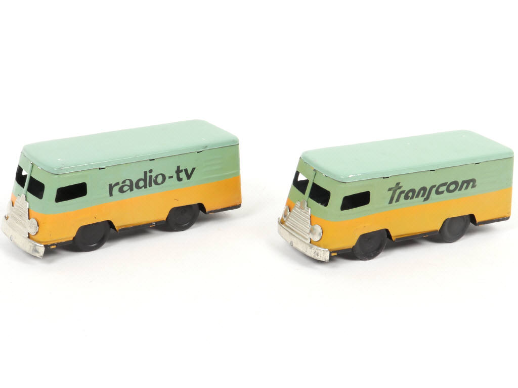 Lot 16 - DIVERS (2)