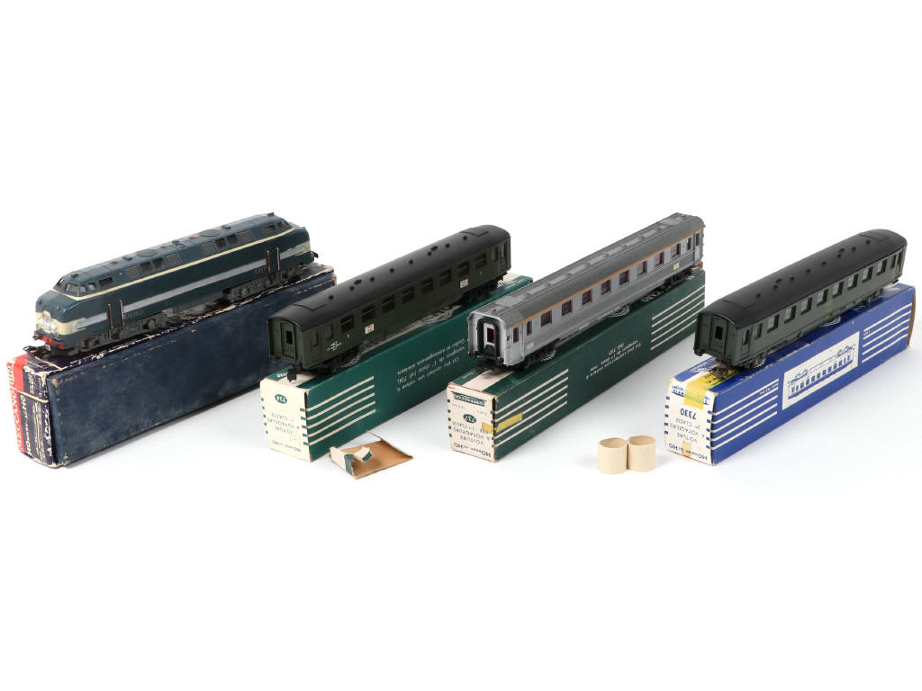 Lot 120 - HORNBY 'HO' (4)