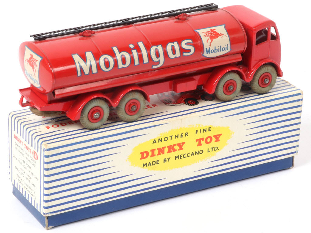 Lot 445 - DINKY TOYS (GB) (1)
