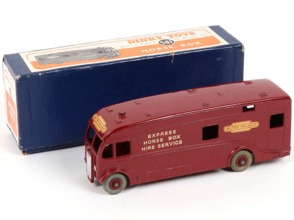 Lot 447 - DINKY TOYS (GB) (1)