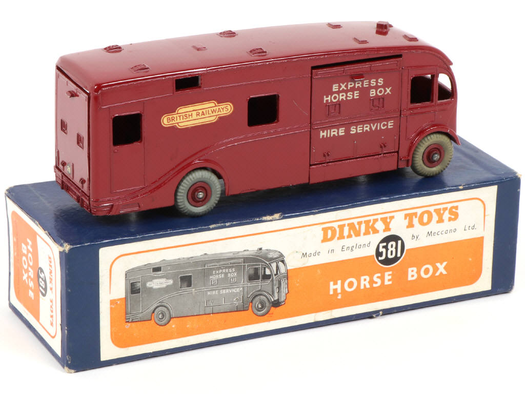 Lot 447 - DINKY TOYS (GB) (1)