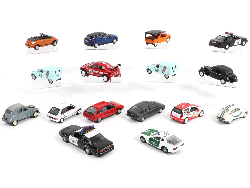 Lot 61 - DIVERS (16)