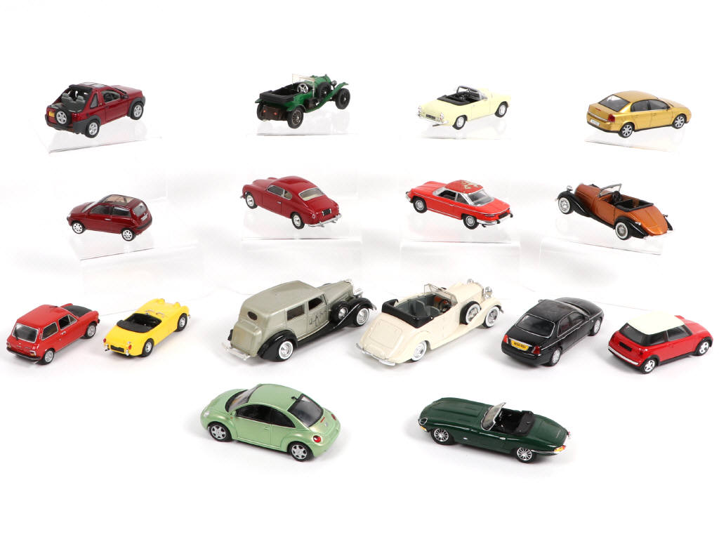 Lot 58 - DIVERS (16)