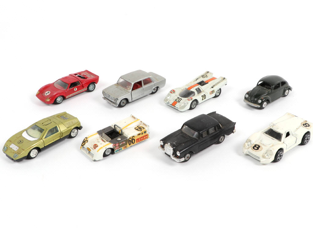 Lot 169 - DIVERS (8)