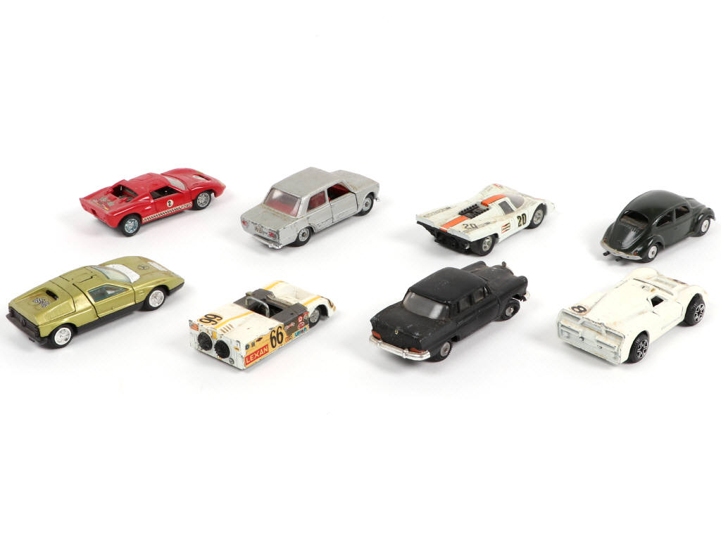 Lot 169 - DIVERS (8)