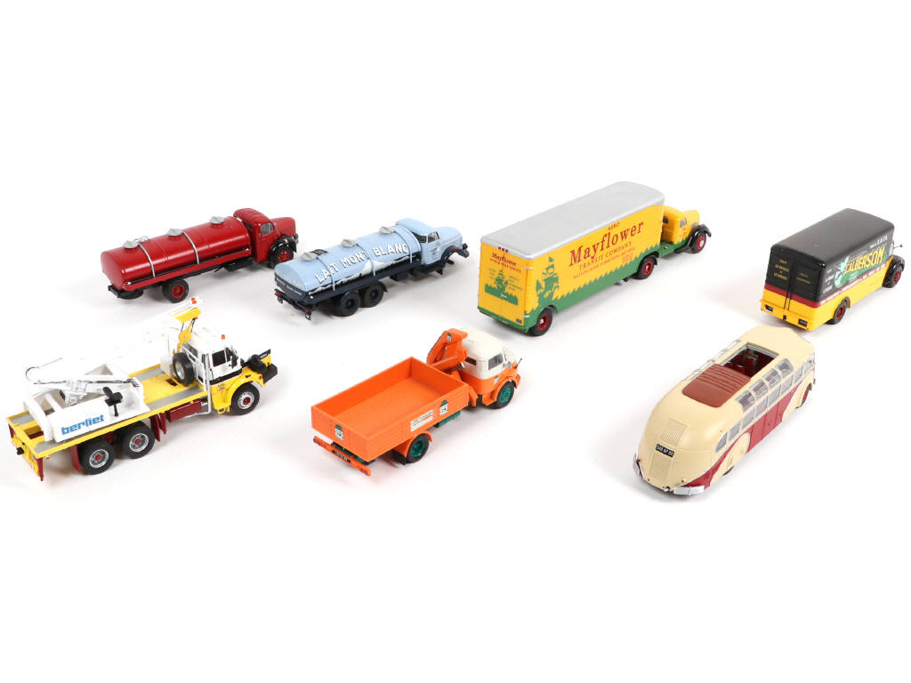 Lot 167 - DIVERS (8)