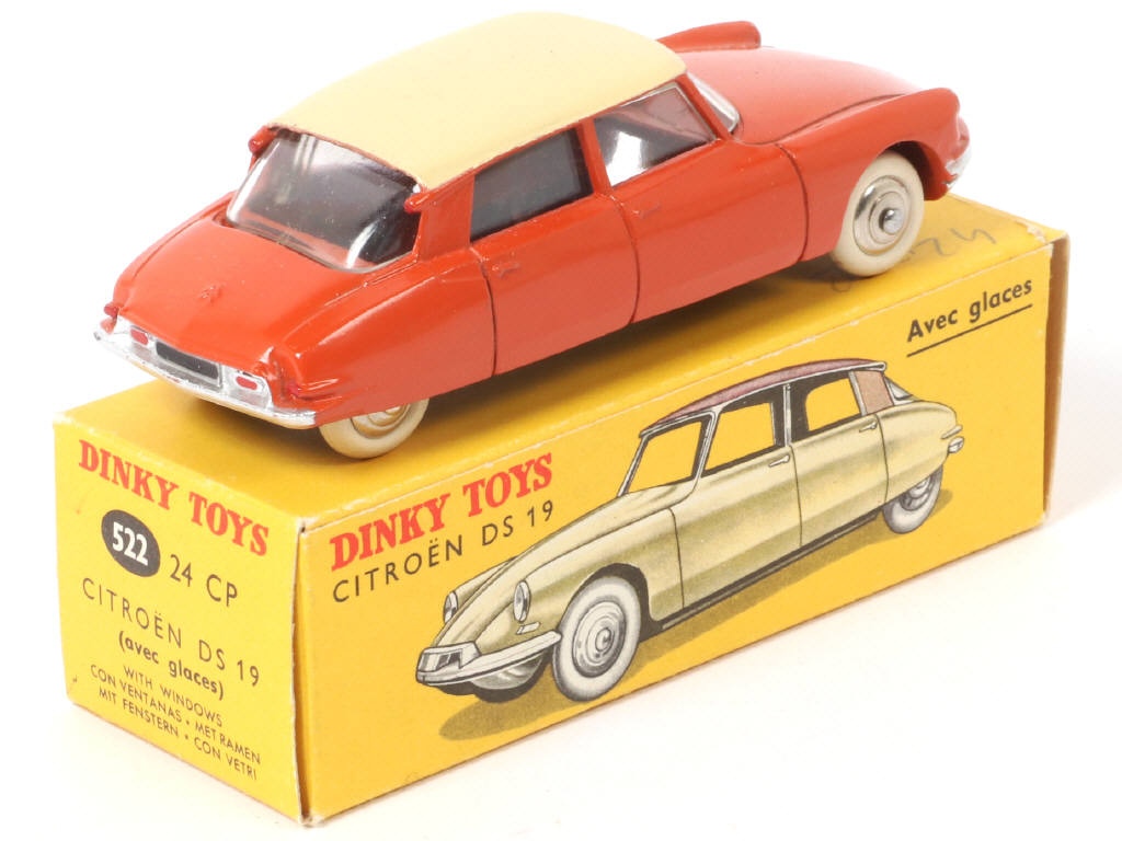 Lot 352 - DINKY TOYS (FRANCE) (1)