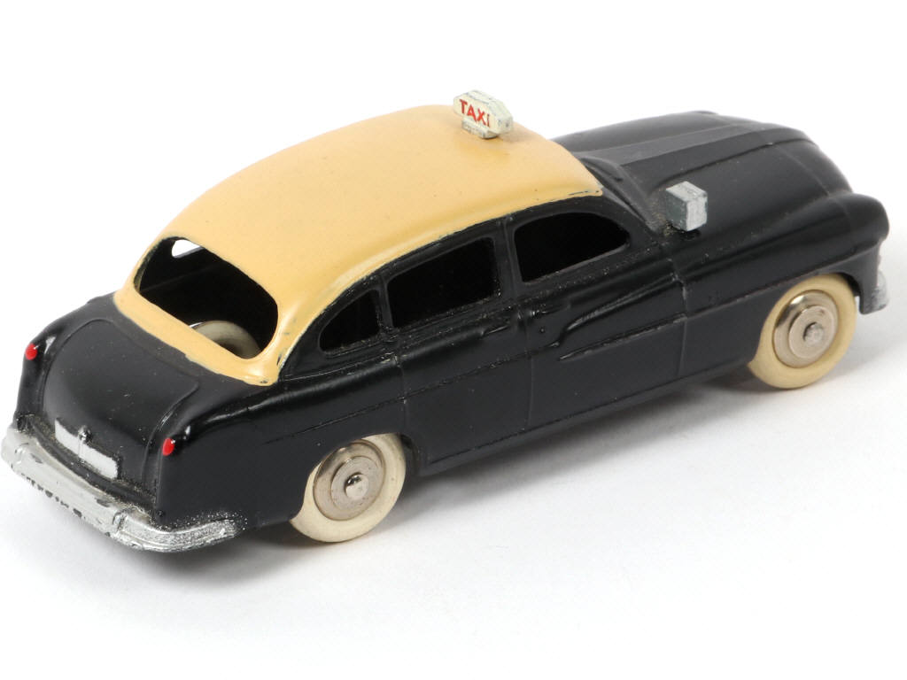 Lot 329 - DINKY TOYS (FRANCE) (1)