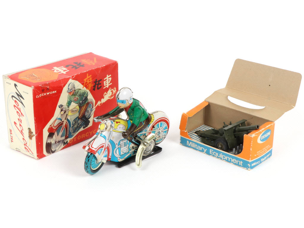 Lot 31 - DIVERS (2)