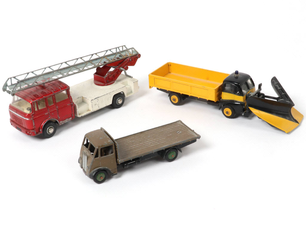 Lot 340 - DINKY TOYS (GB) (3)