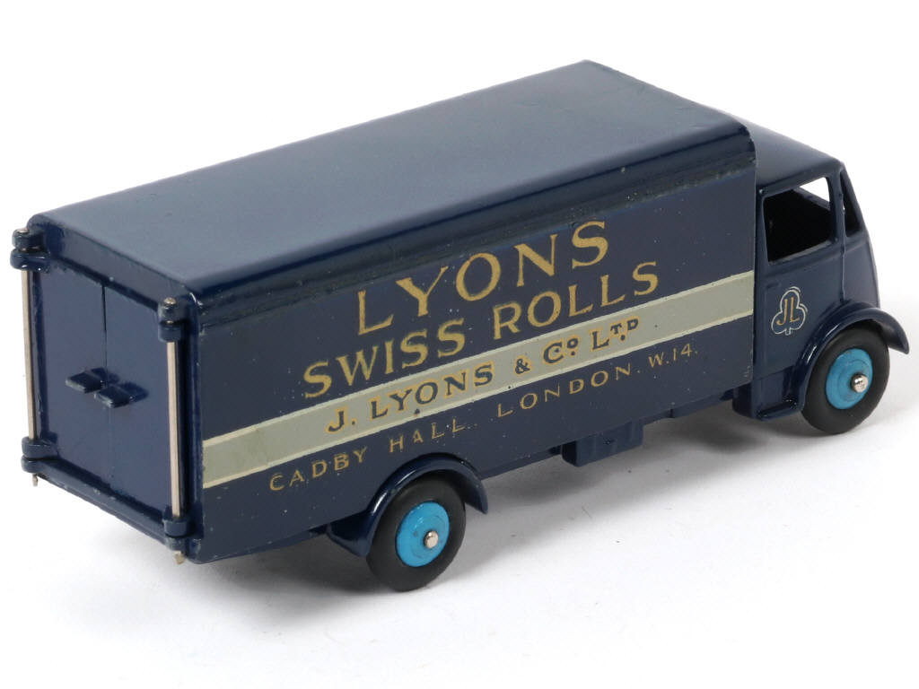 Lot 260 - DINKY TOYS (GB) (1)