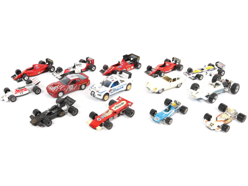Lot 39 - DIVERS (14)