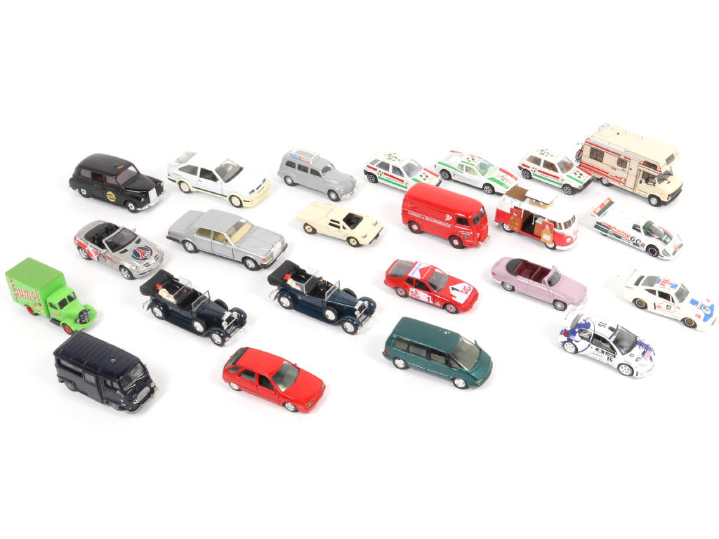Lot 73 - DIVERS (23)