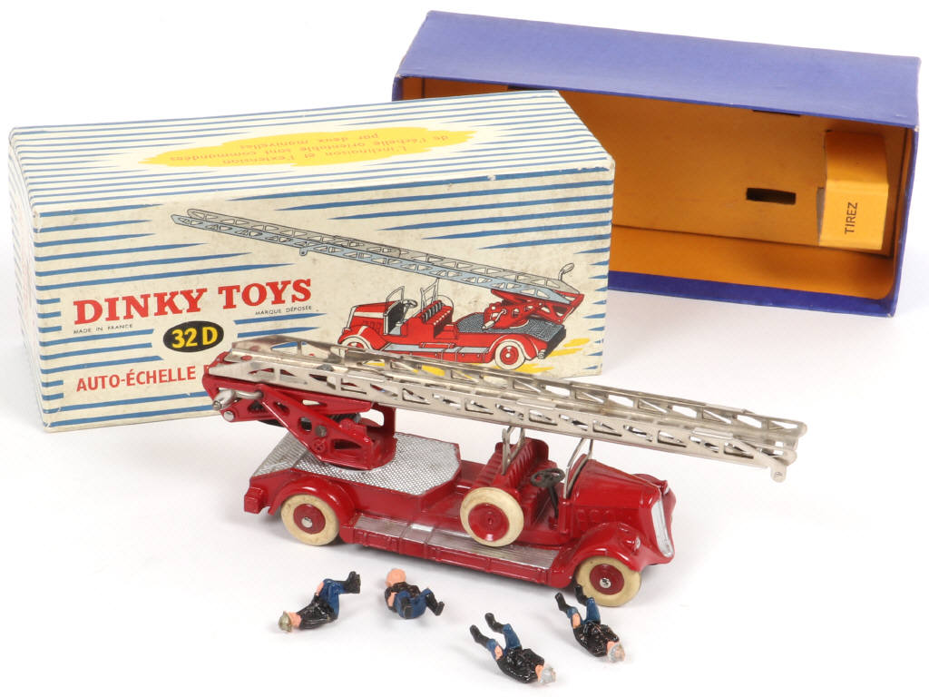 Lot 391 - DINKY TOYS (FRANCE) (1)