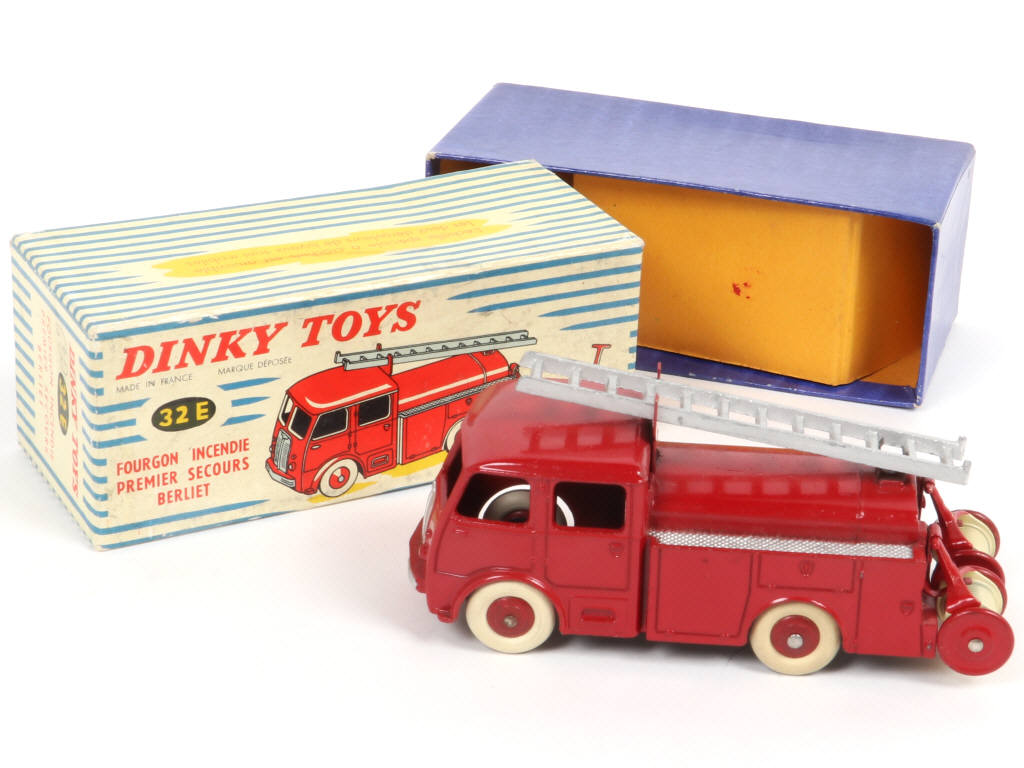 Lot 393 - DINKY TOYS (FRANCE) (1)