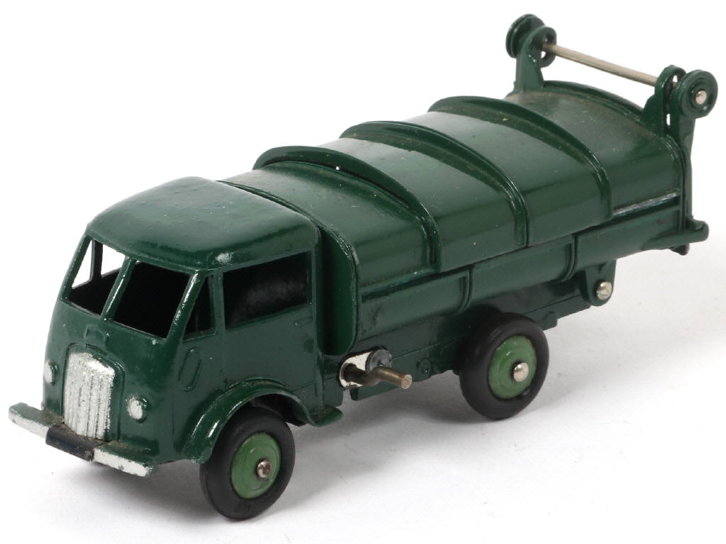 Lot 369 - DINKY TOYS (FRANCE) (1)