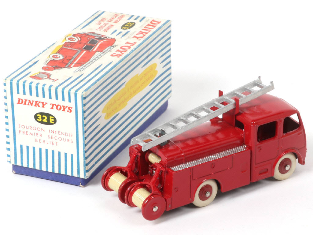 Lot 392 - DINKY TOYS (FRANCE) (1)