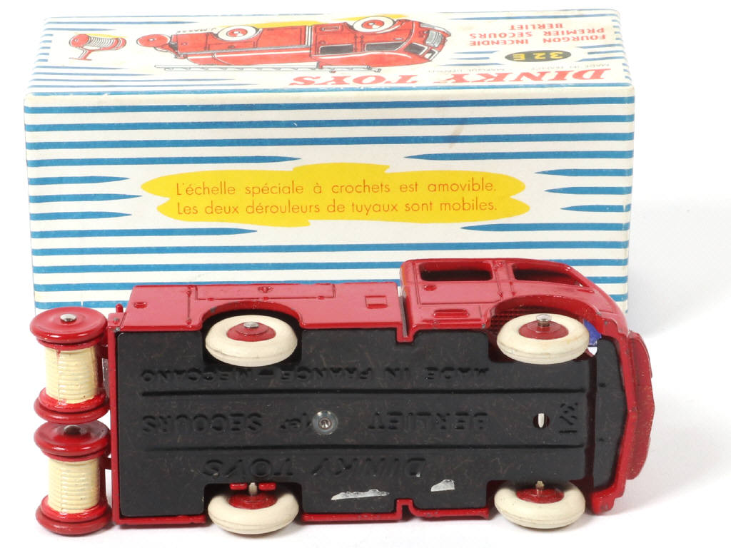 Lot 392 - DINKY TOYS (FRANCE) (1)