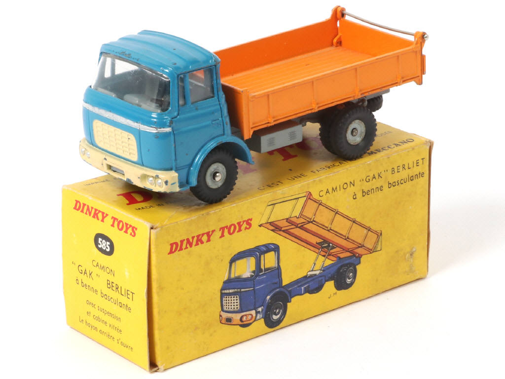 Lot 385 - DINKY TOYS (FRANCE) (1)