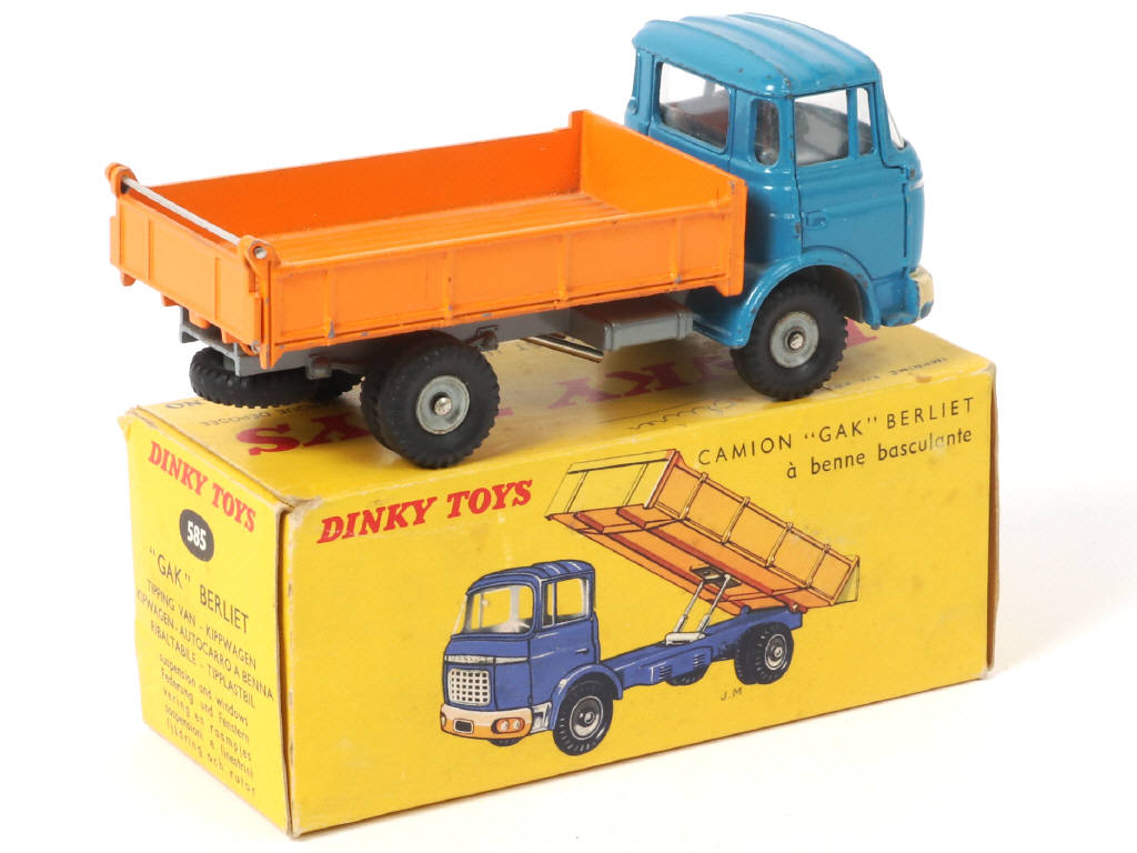 Lot 385 - DINKY TOYS (FRANCE) (1)