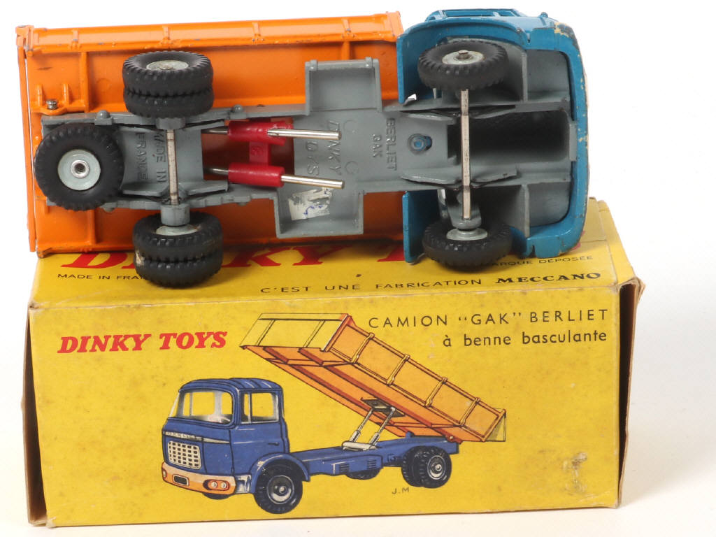 Lot 385 - DINKY TOYS (FRANCE) (1)