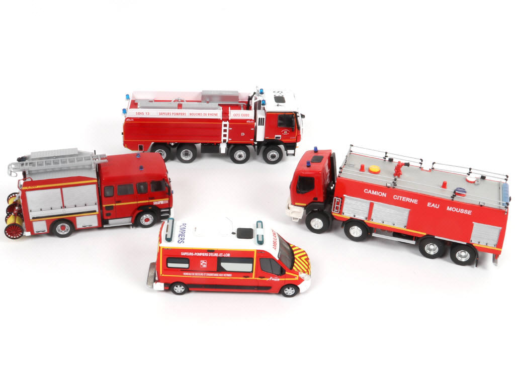 Lot 83 - DIVERS (4)