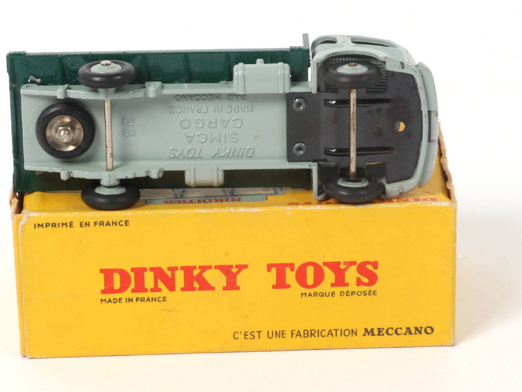 Lot 381 - DINKY TOYS (FRANCE) (1)
