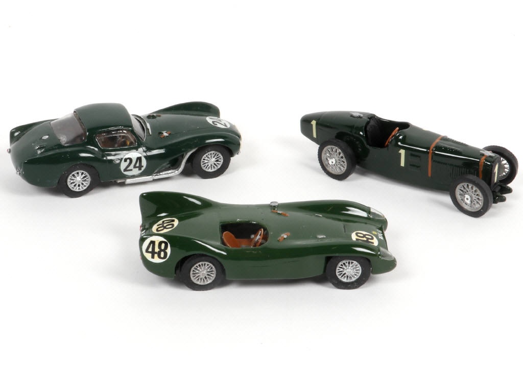 Lot 47 - DIVERS (3)