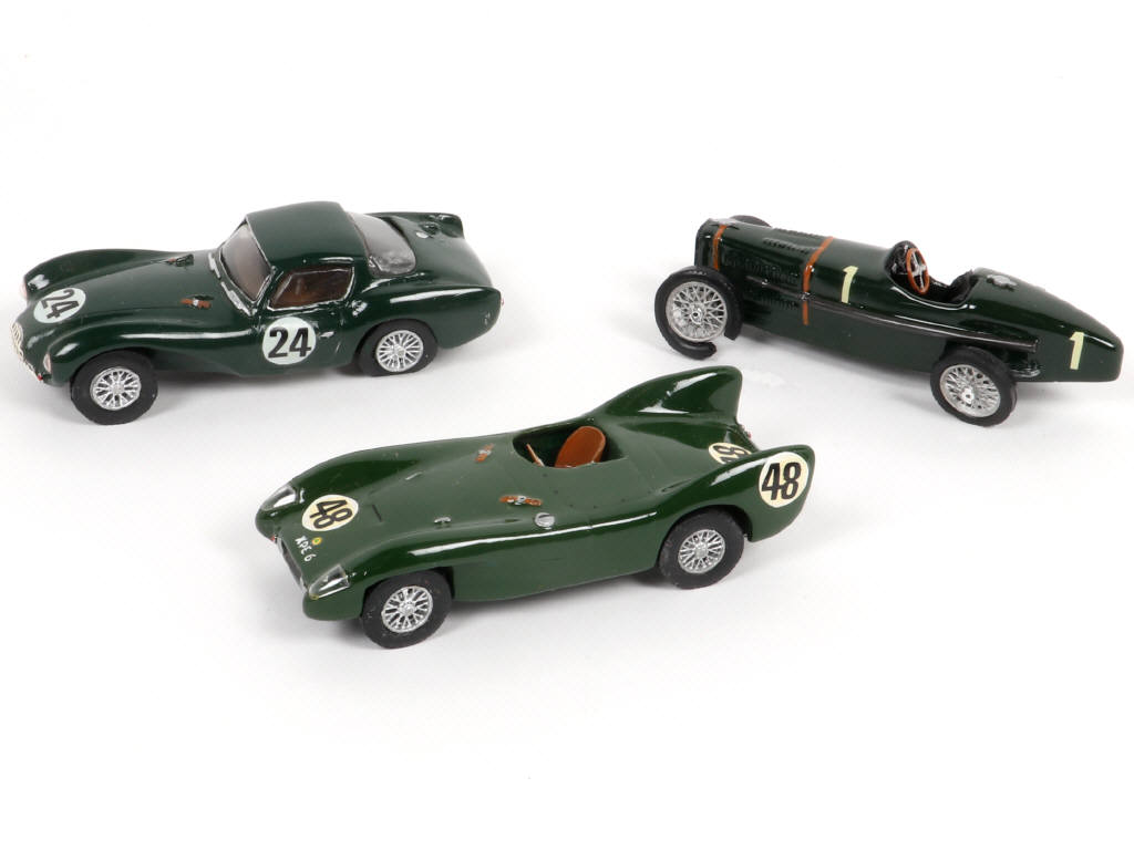 Lot 47 - DIVERS (3)