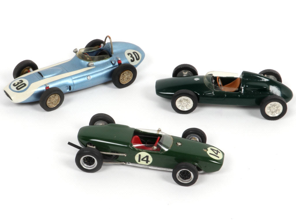 Lot 44 - DIVERS (3)