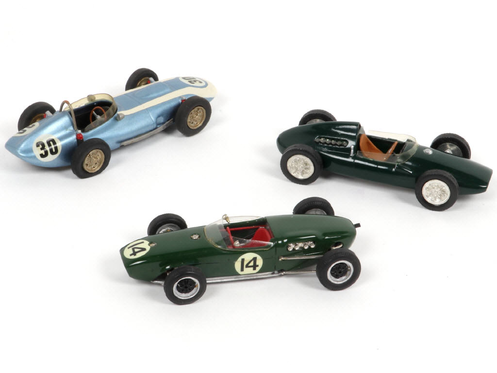 Lot 44 - DIVERS (3)