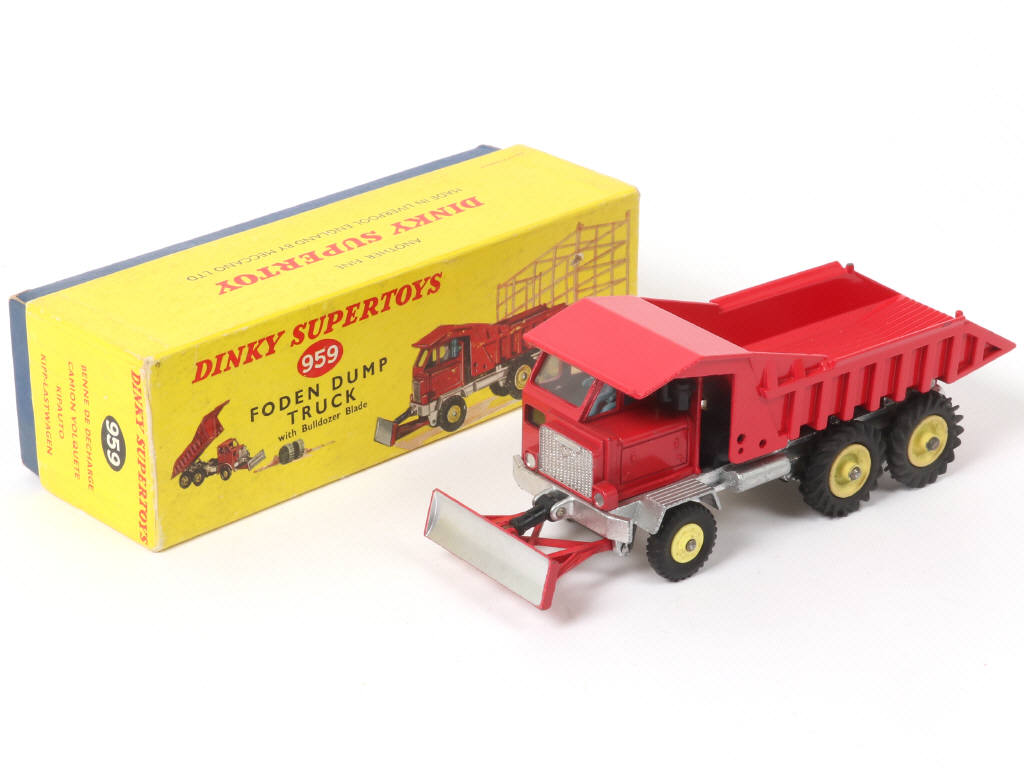 Lot 250 - DINKY TOYS (GB) (1)