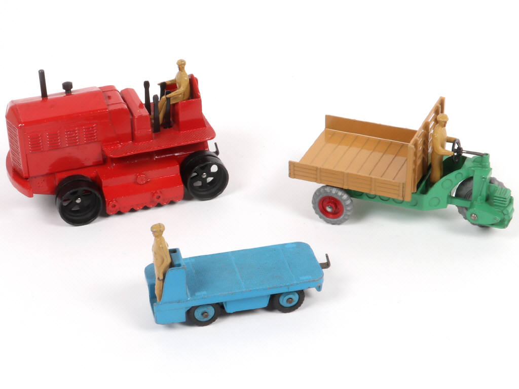 Lot 276 - DINKY TOYS (GB) (3)